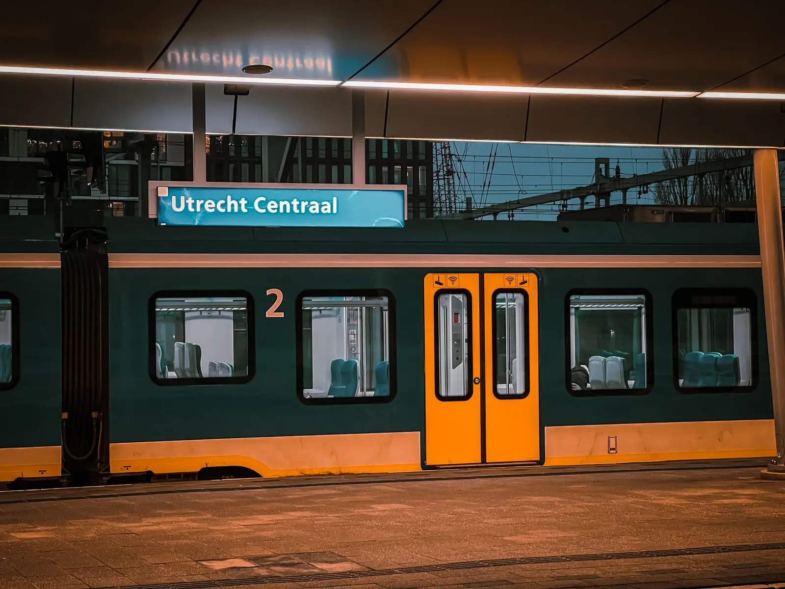 Trein aan het perron van Utrecht Centraal