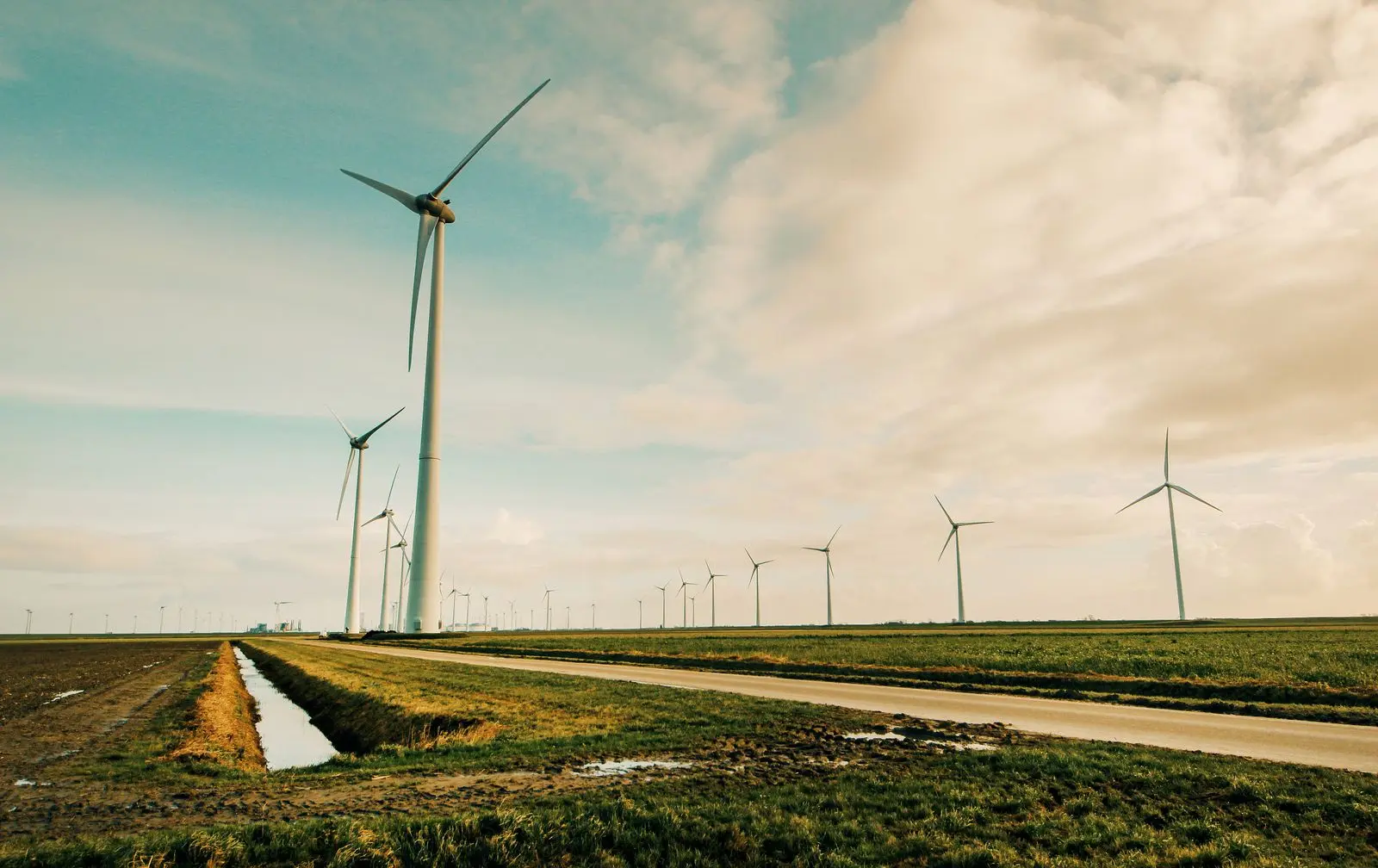 Windturbines in het vlakke Groningse land