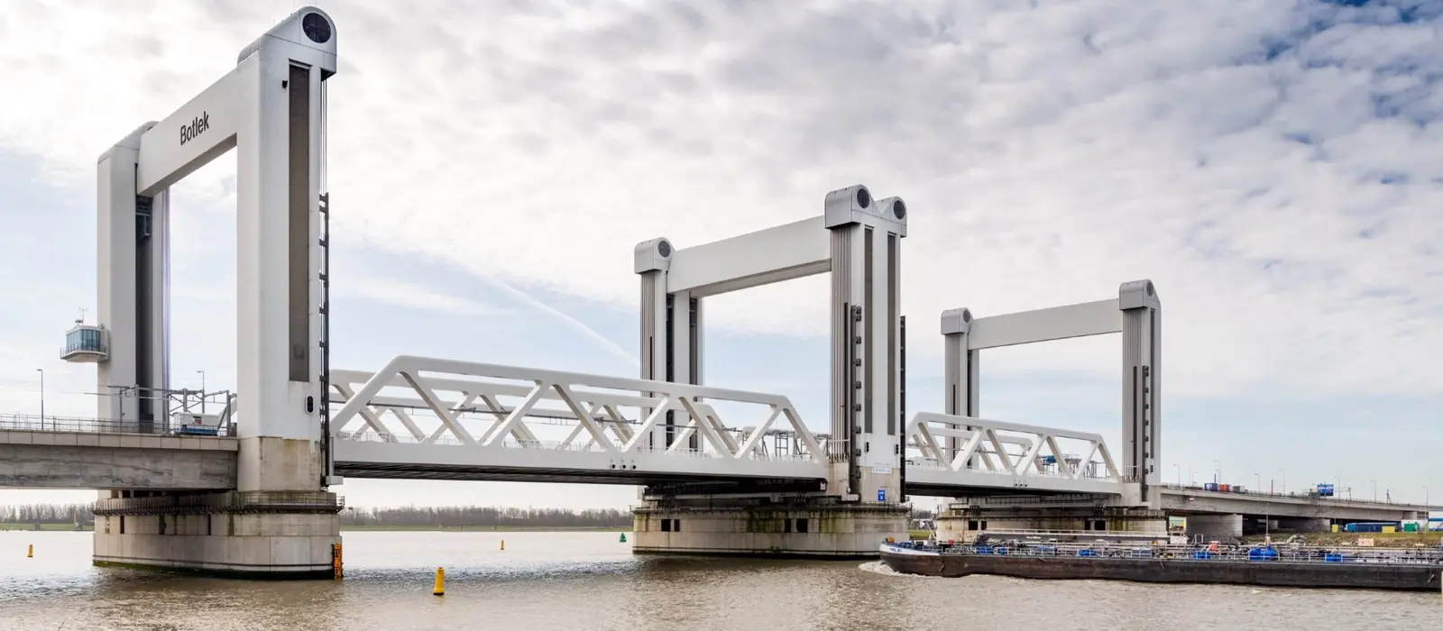 Uma ponte levadiça sobre a água, sob um céu nublado.