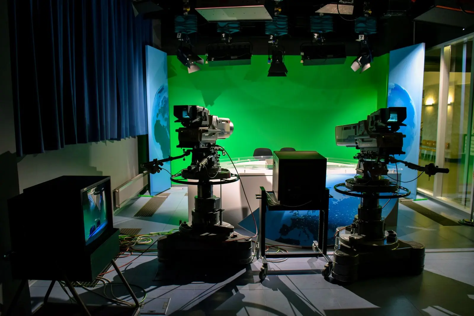 Tv-studio met studiocamera's voor een greenscreen