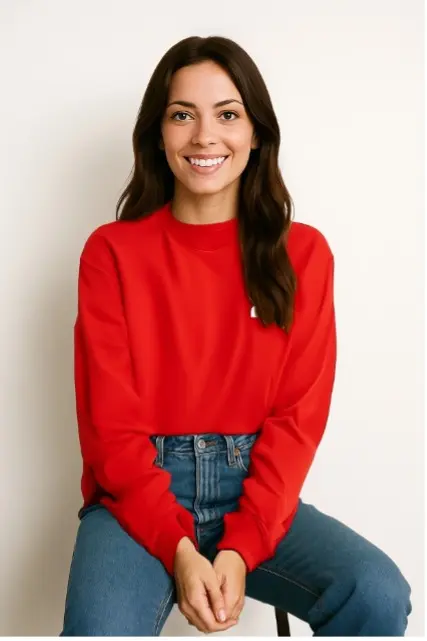 Uma mulher veste uma camisola vermelha com o logótipo da Data Science Lab.