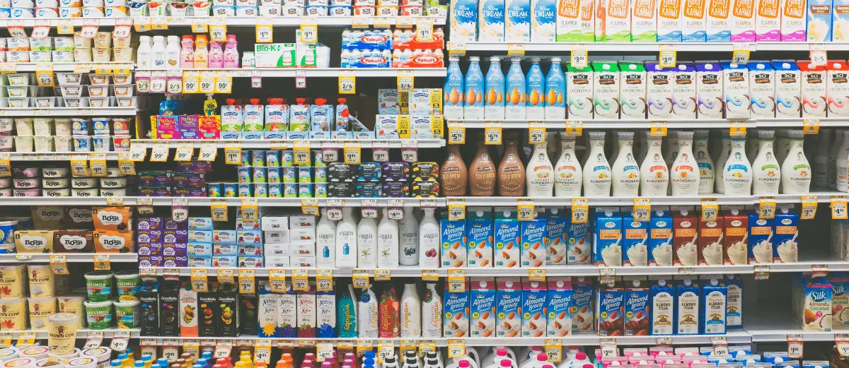 Prateleiras de um supermercado cheias de produtos embalados.