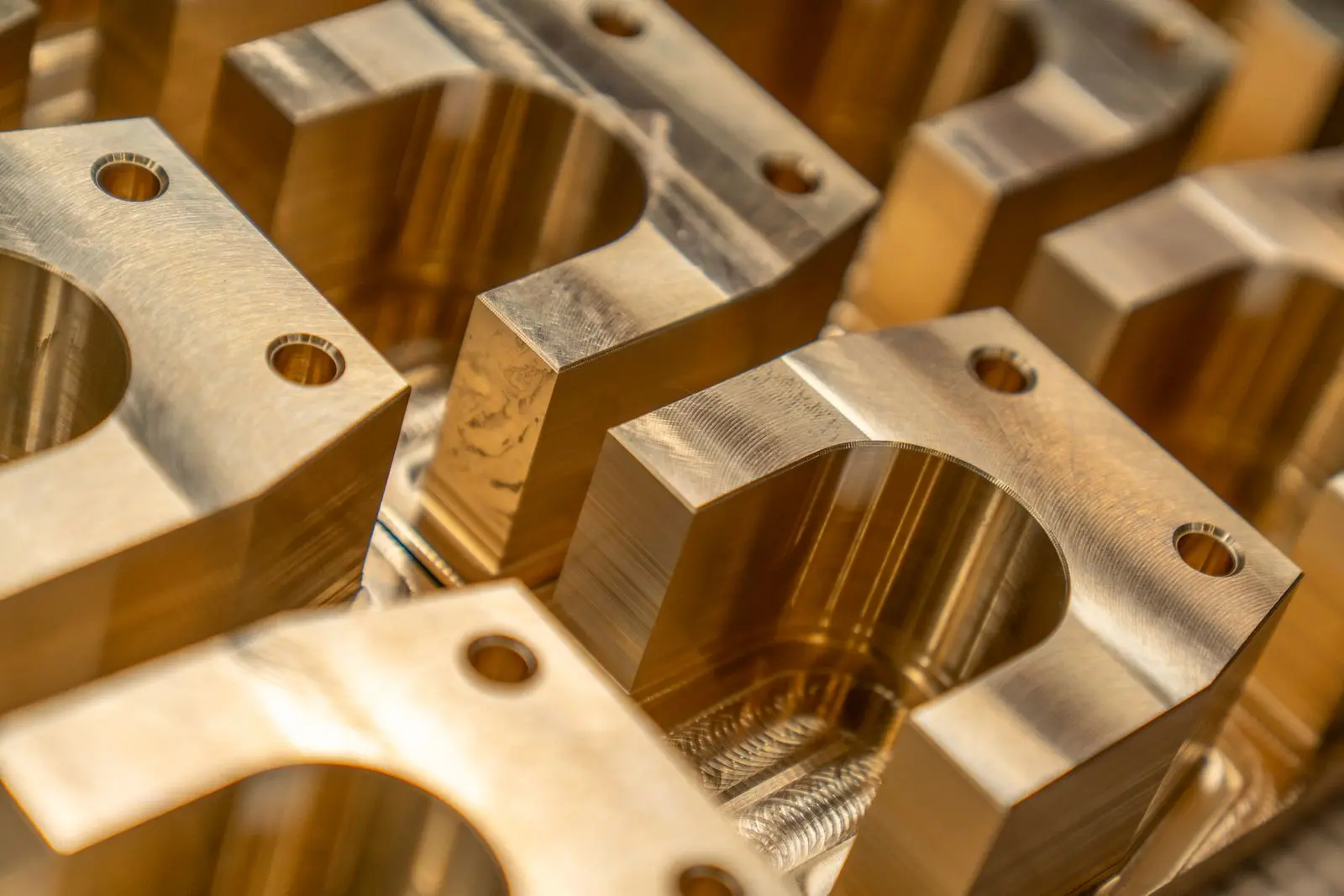 Close-up van precisiegefreesde messing onderdelen