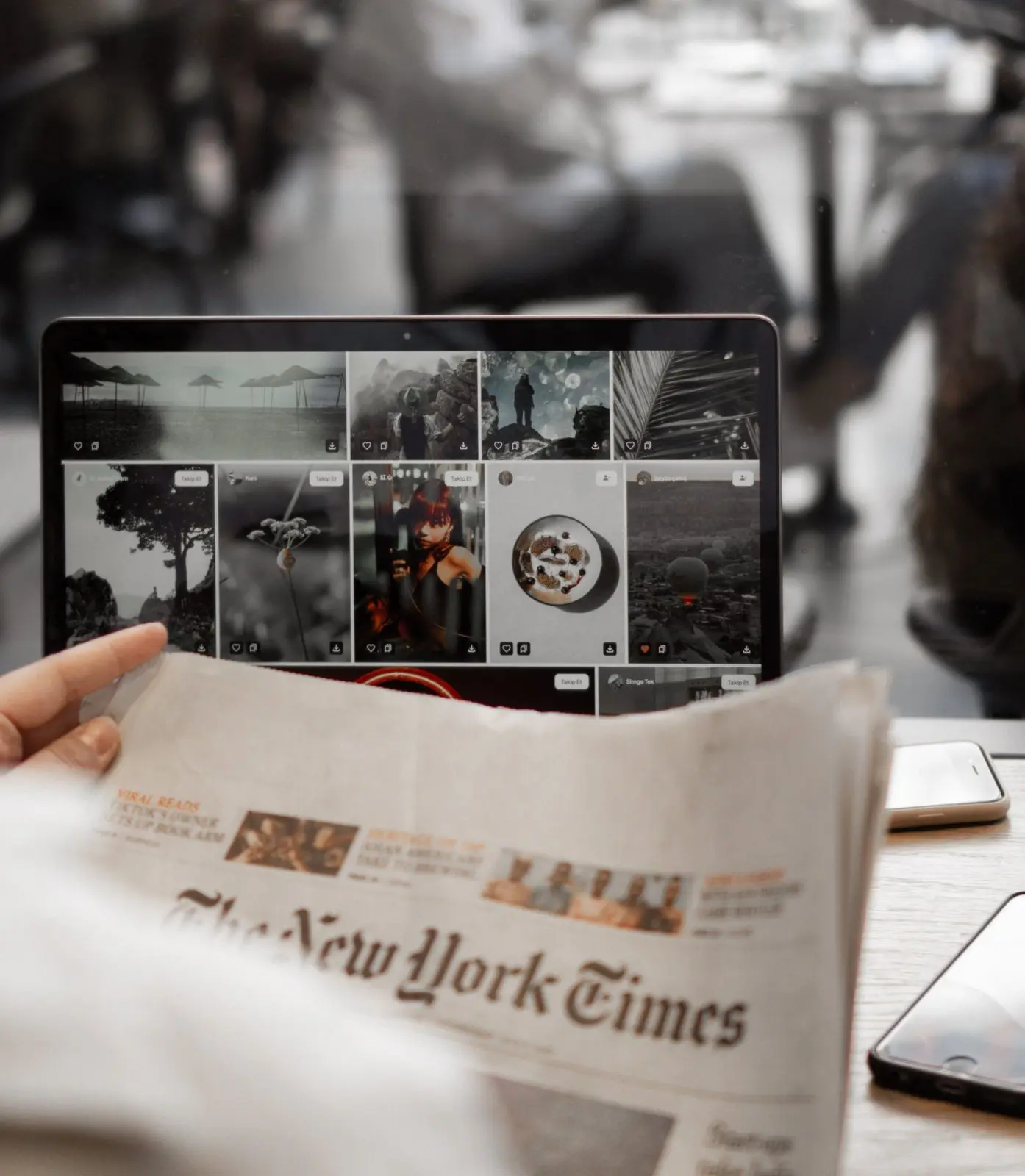 Een opengeslagen krant en een tablet met nieuwsfoto's naast elkaar.