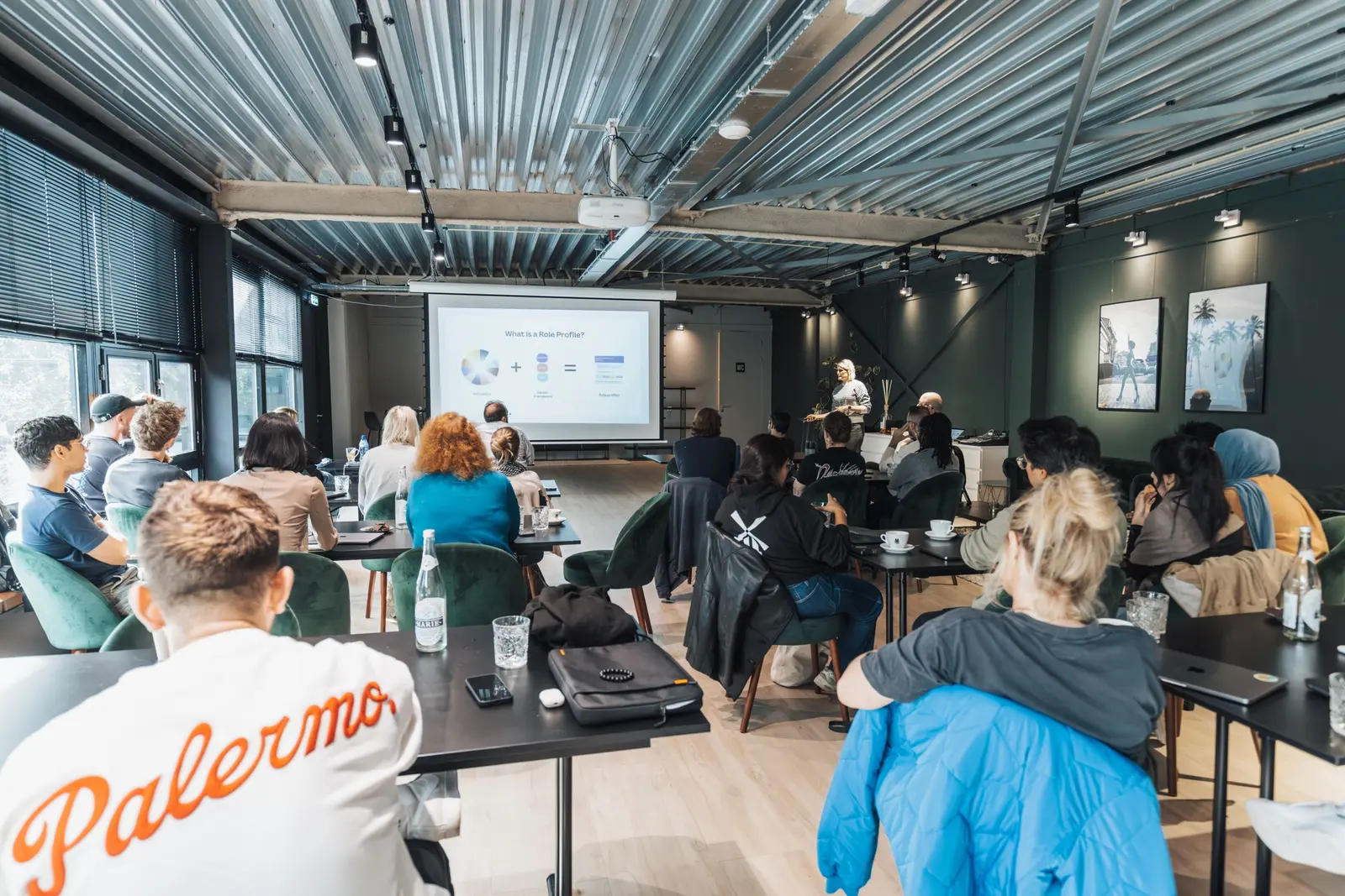 Abstract datavisualisatie-beeld in de merkstijl van Data Science Lab