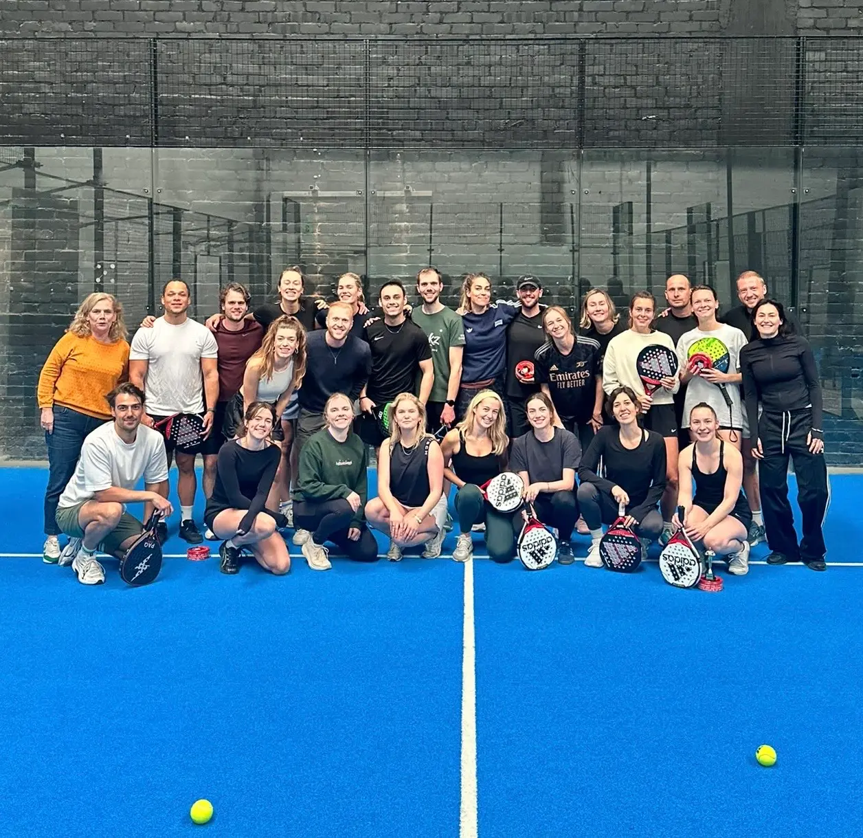 DSL teamfoto op de padelbaan tijdens de trip naar Antwerpen