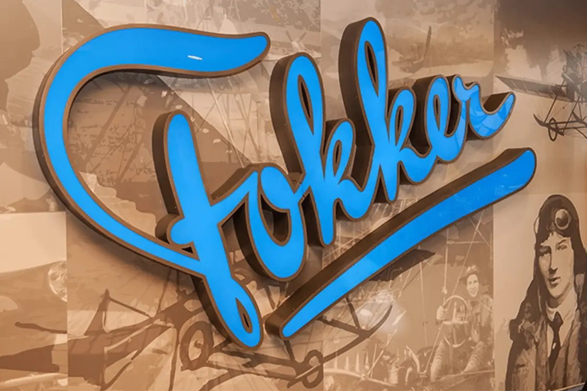 O logótipo da Fokker num mural com motivos de aviões.