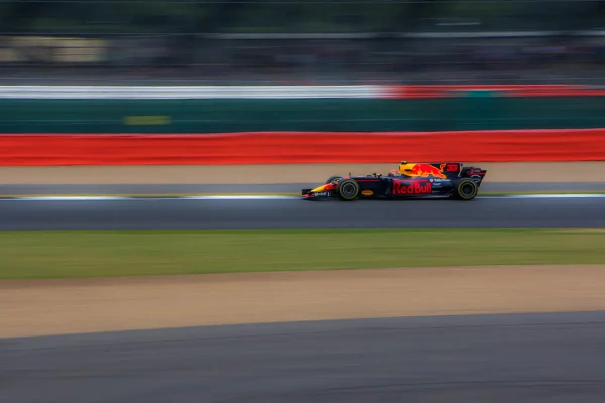 Um carro de Fórmula 1 percorre o circuito a alta velocidade.