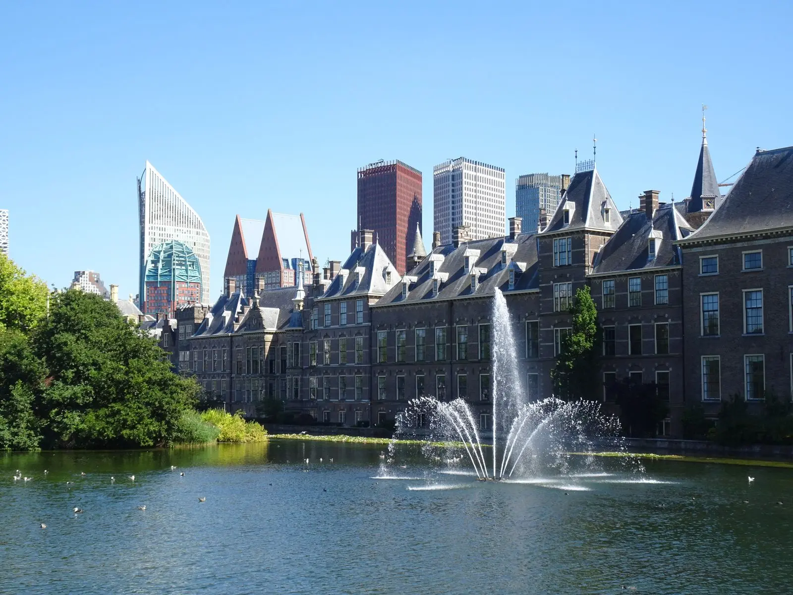 Het Binnenhof aan de Hofvijver in Den Haag, met kantoortorens erachter