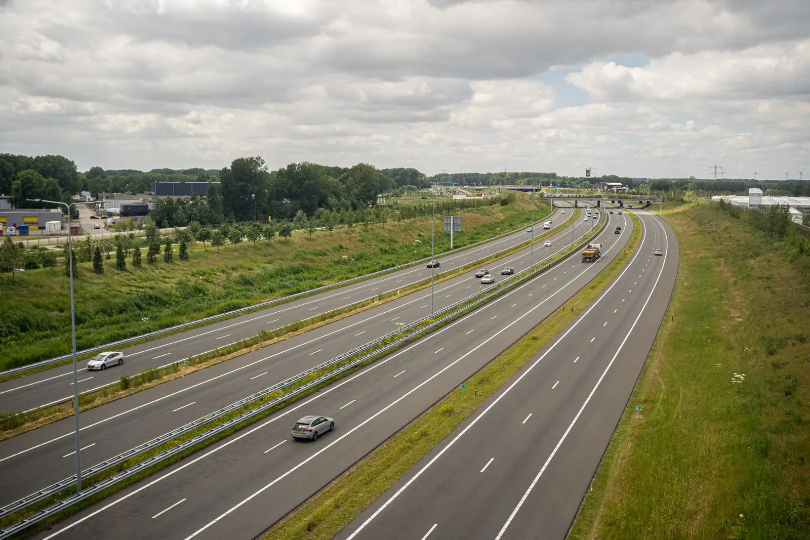 Snelweg bij Almere met auto's en vrachtverkeer
