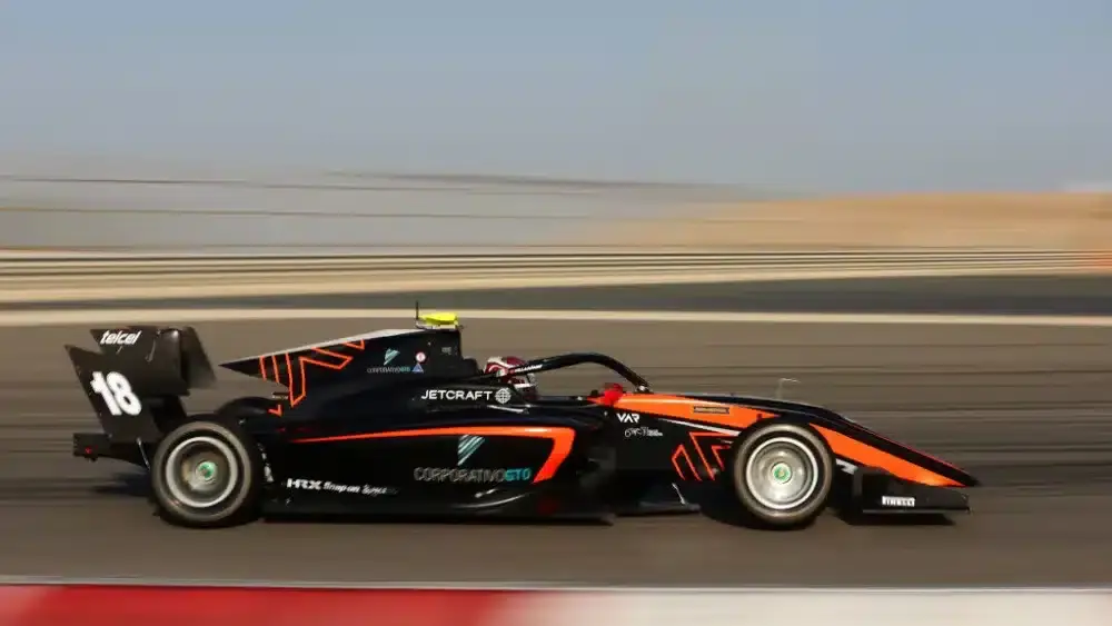 Um carro de corrida percorre o circuito a alta velocidade.