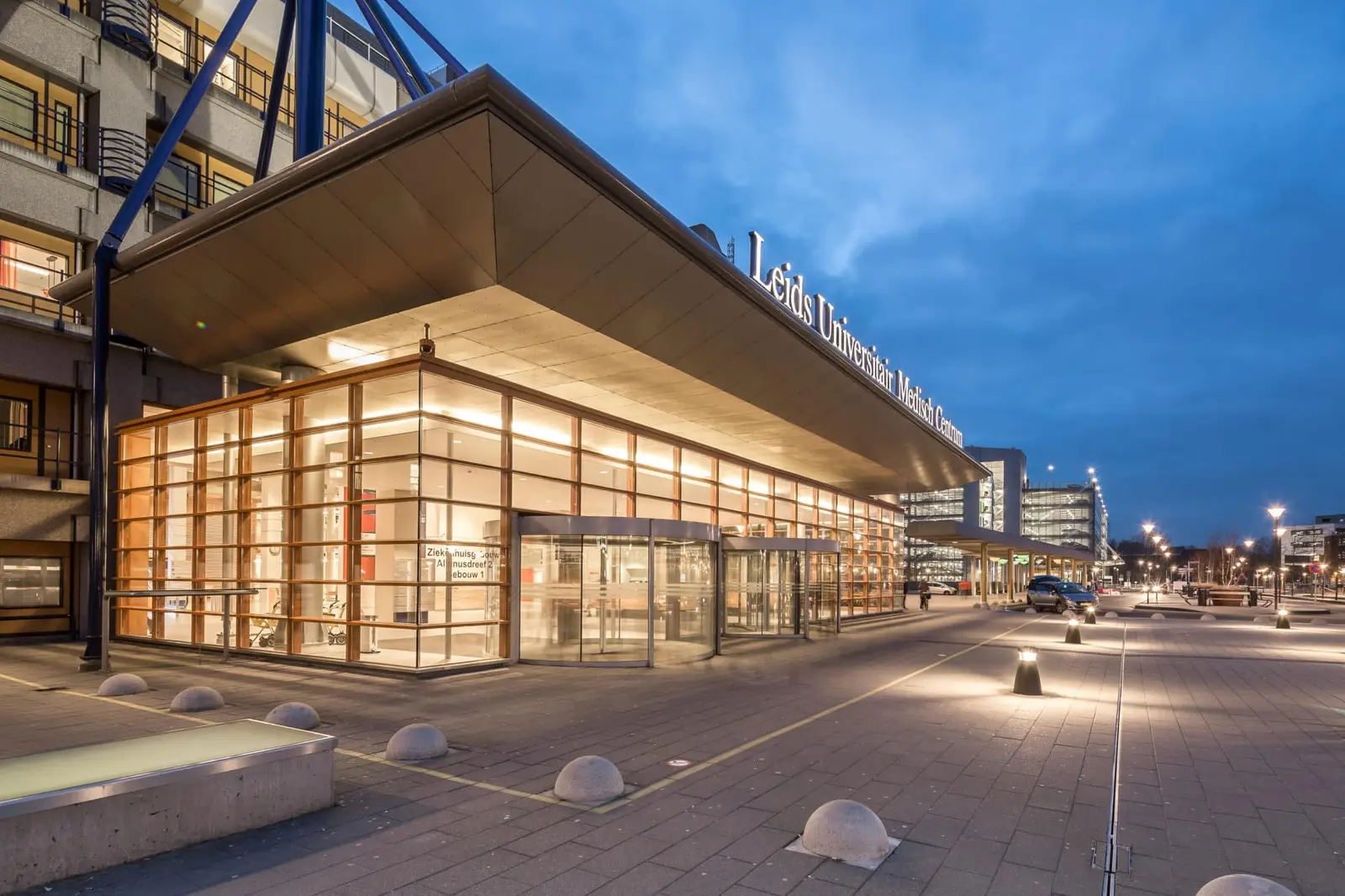 O Leids Universitair Medisch Centrum ao anoitecer.