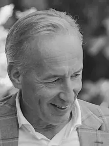 Portret van André Hendriks, in zwart-wit.